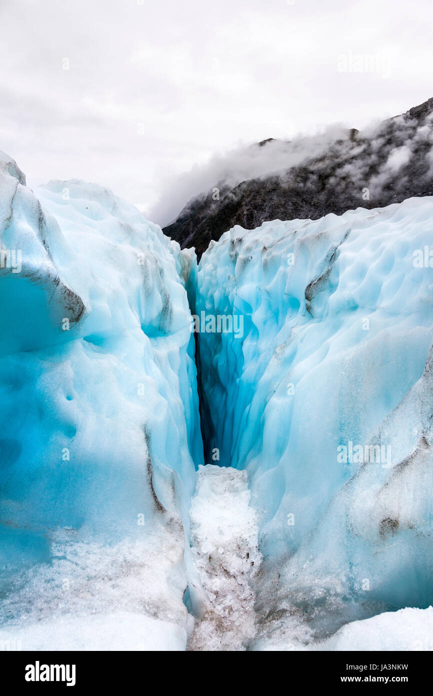 Eine tiefe Gletscherspalte in der Oberfläche von einem Gletscher, Fox Glacier, Südinsel, Neuseeland Stockfoto