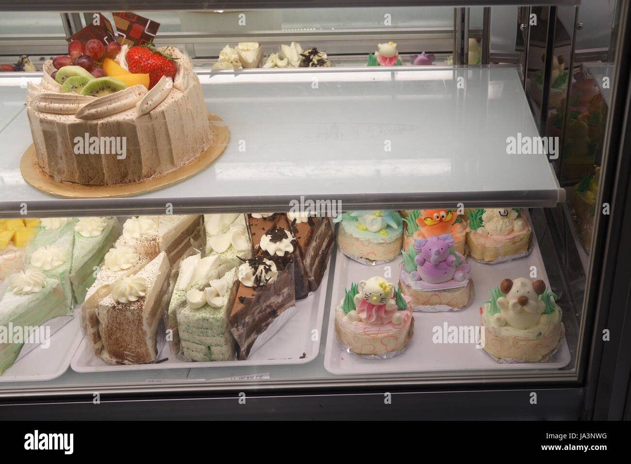 Stück Kuchen in der Bäckerei einkaufen Fenster Stockfoto