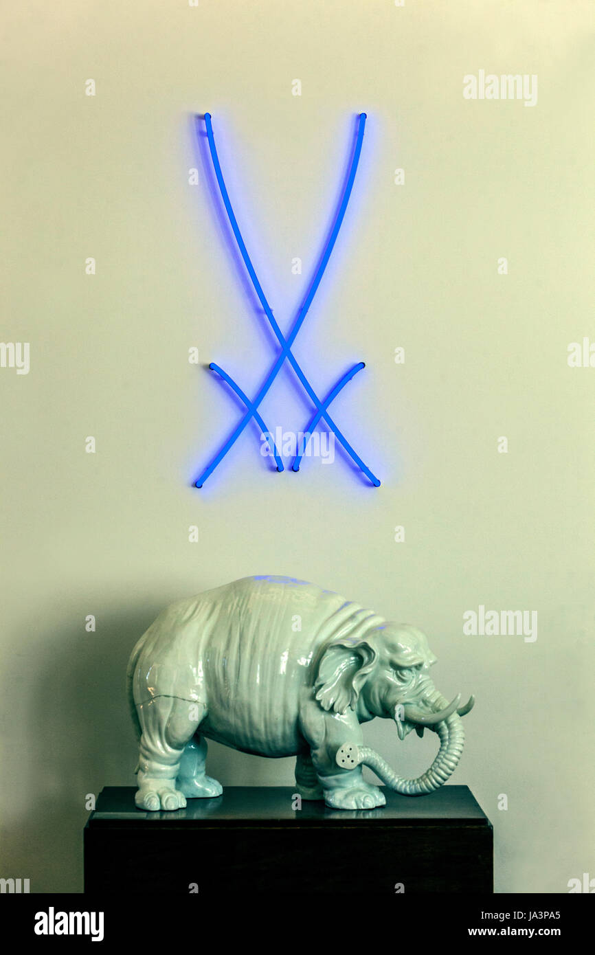 Meissen Porzellan Manufaktur Logo, Meissen Figur - Elefant, Museumsgeschichte Sachsen, Deutschland, Europa Stockfoto