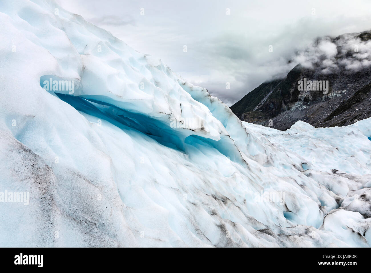 Blauen horizontalen Riss Gletscherspalte im Eis der Gletscher, Fox Glacier, Neuseeland Stockfoto