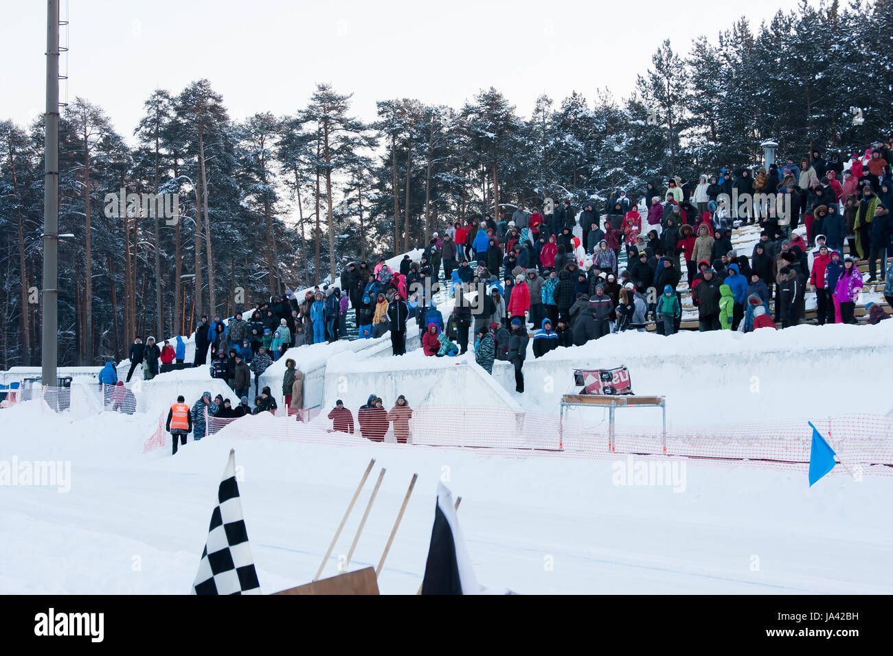 PERM, Russland, Januar 17.2016 Autorennen im Stadion "Lokomotive", die Fans auf dem Podium Stockfoto