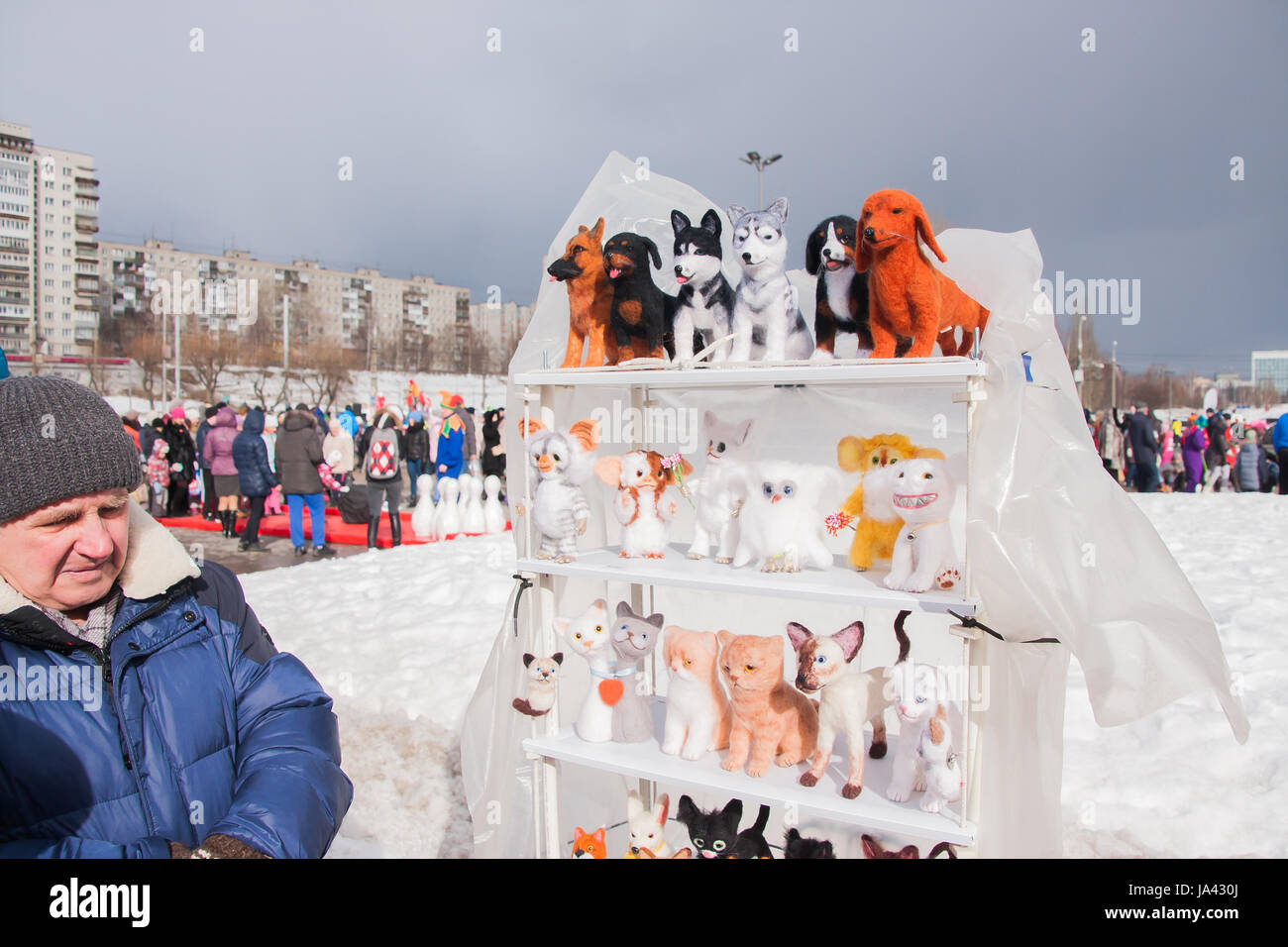 PERM, Russland - 13. März 2016: Handel Verkaufsständen, Stofftiere in der Feier der Masleniza Stockfoto