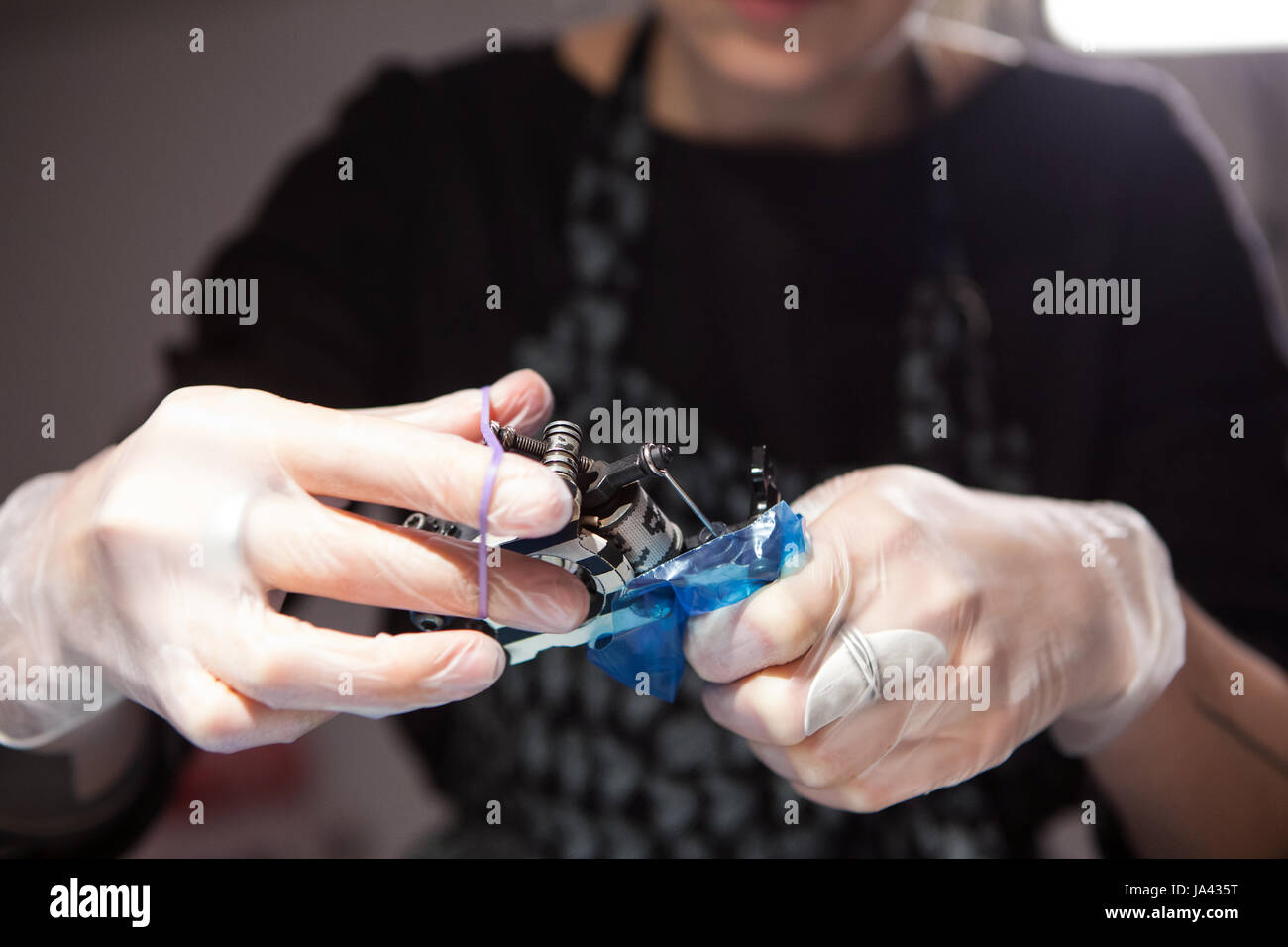 Meister Tätowierer bereitet Werkzeuge für das Tätowieren Stockfoto