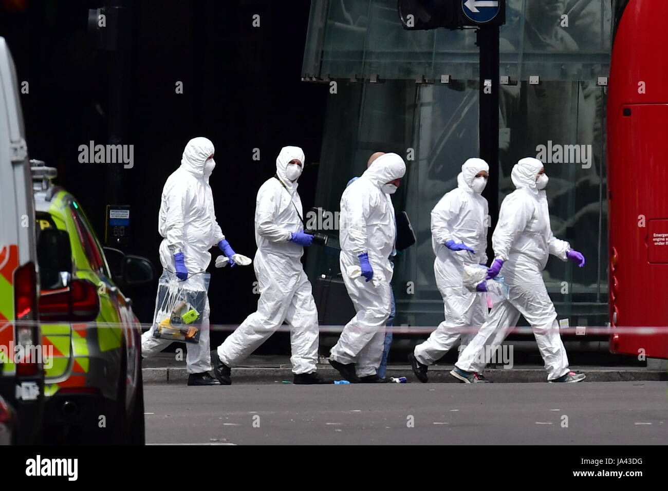 Forensische Polizisten außerhalb Borough Market, London, in der Nähe von der Szene der letzten Nacht terroristischen Anschlags. Stockfoto