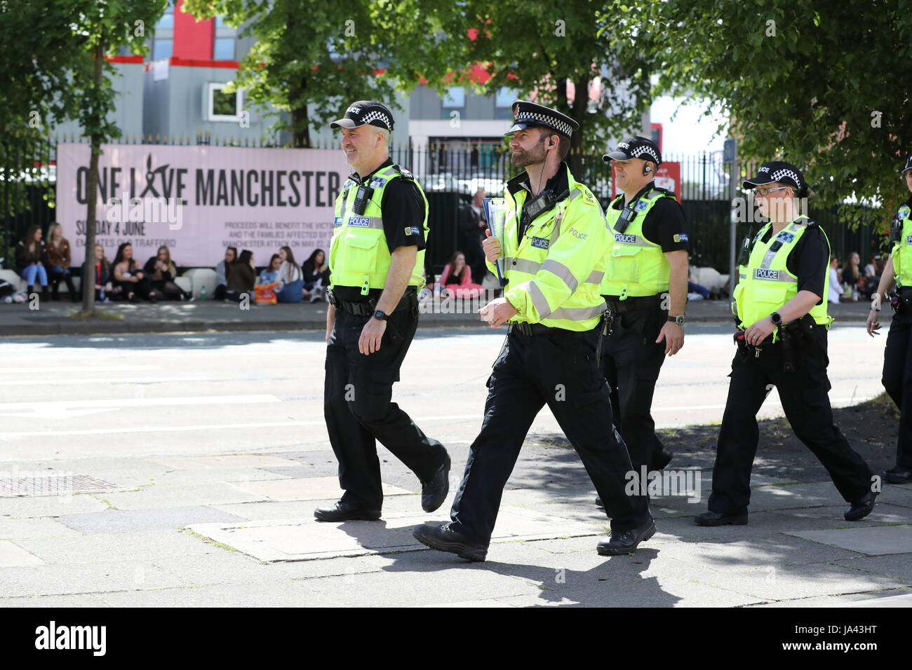 Polizei beim One Love Manchester Benefizkonzert für die Opfer des Manchester Arena-Terror-Anschlag auf die Emirate Old Trafford, Greater Manchester. Stockfoto