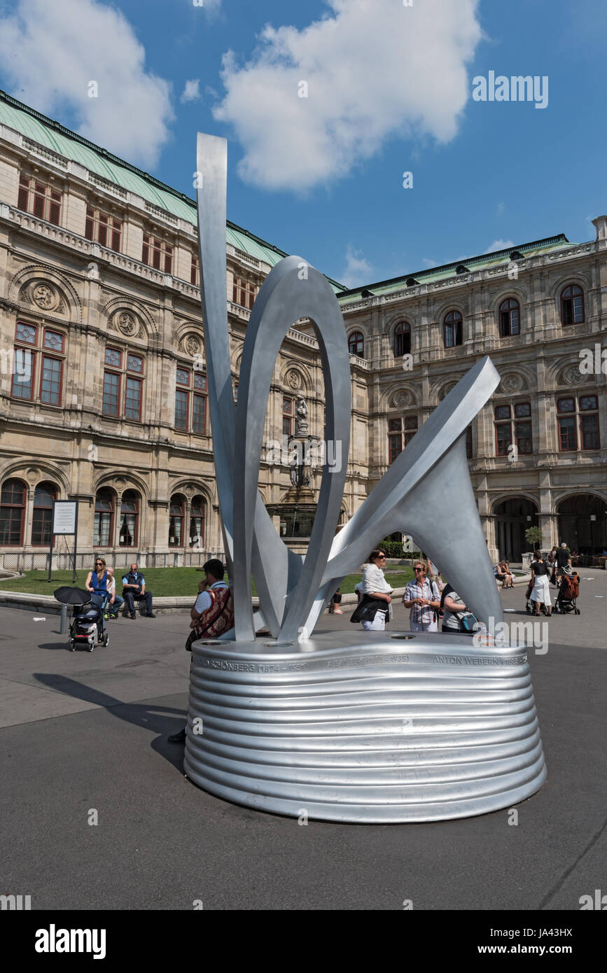 Alban BergDenkmal vor der Wiener Oper am Herbert von Karajan Platz