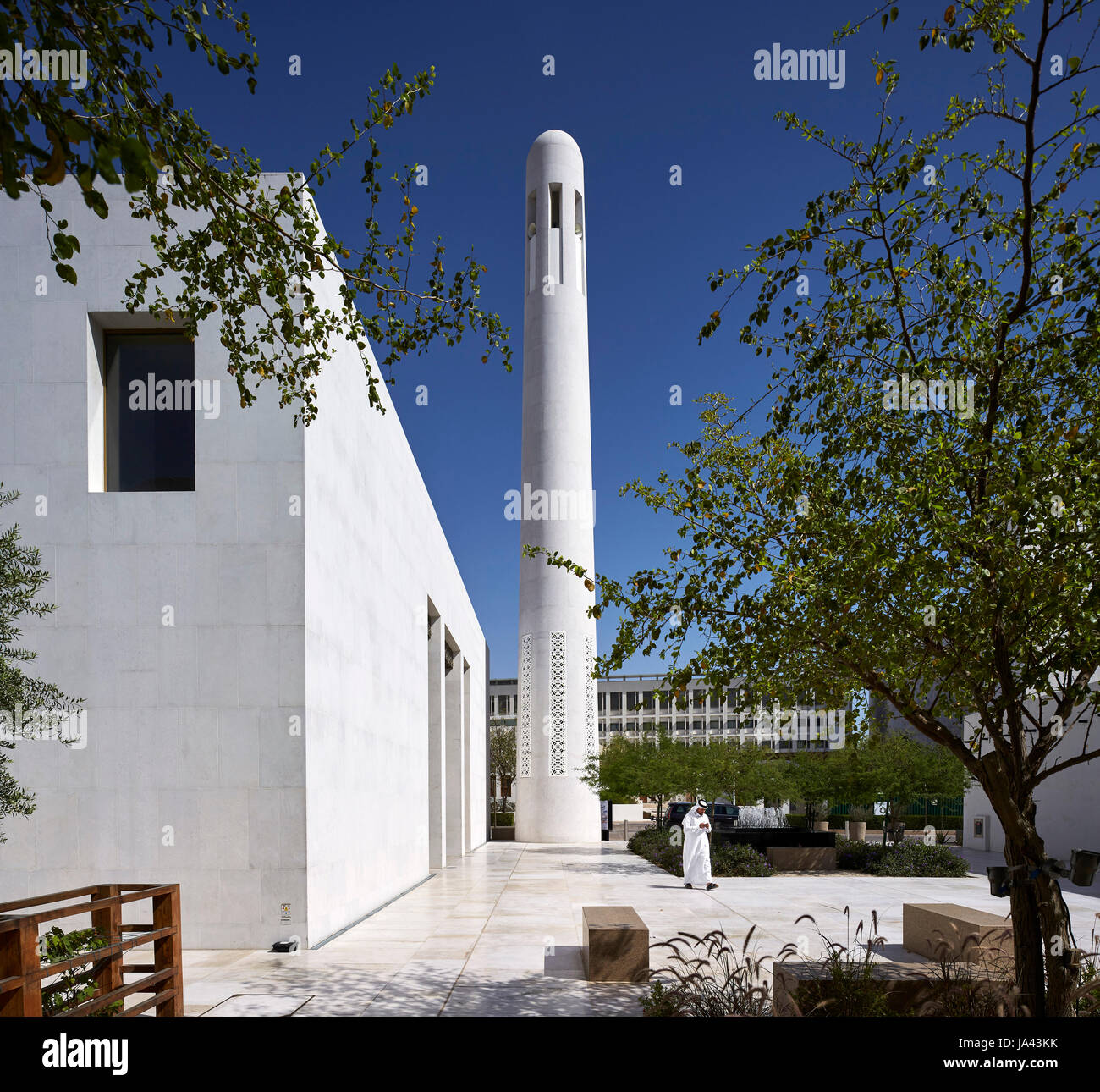 Exterieur der Moschee mit Minarett. Jumaa Moschee, Doha, Vereinigte Arabische Emirate. Architekt: John McAslan & Partner, 2017. Stockfoto