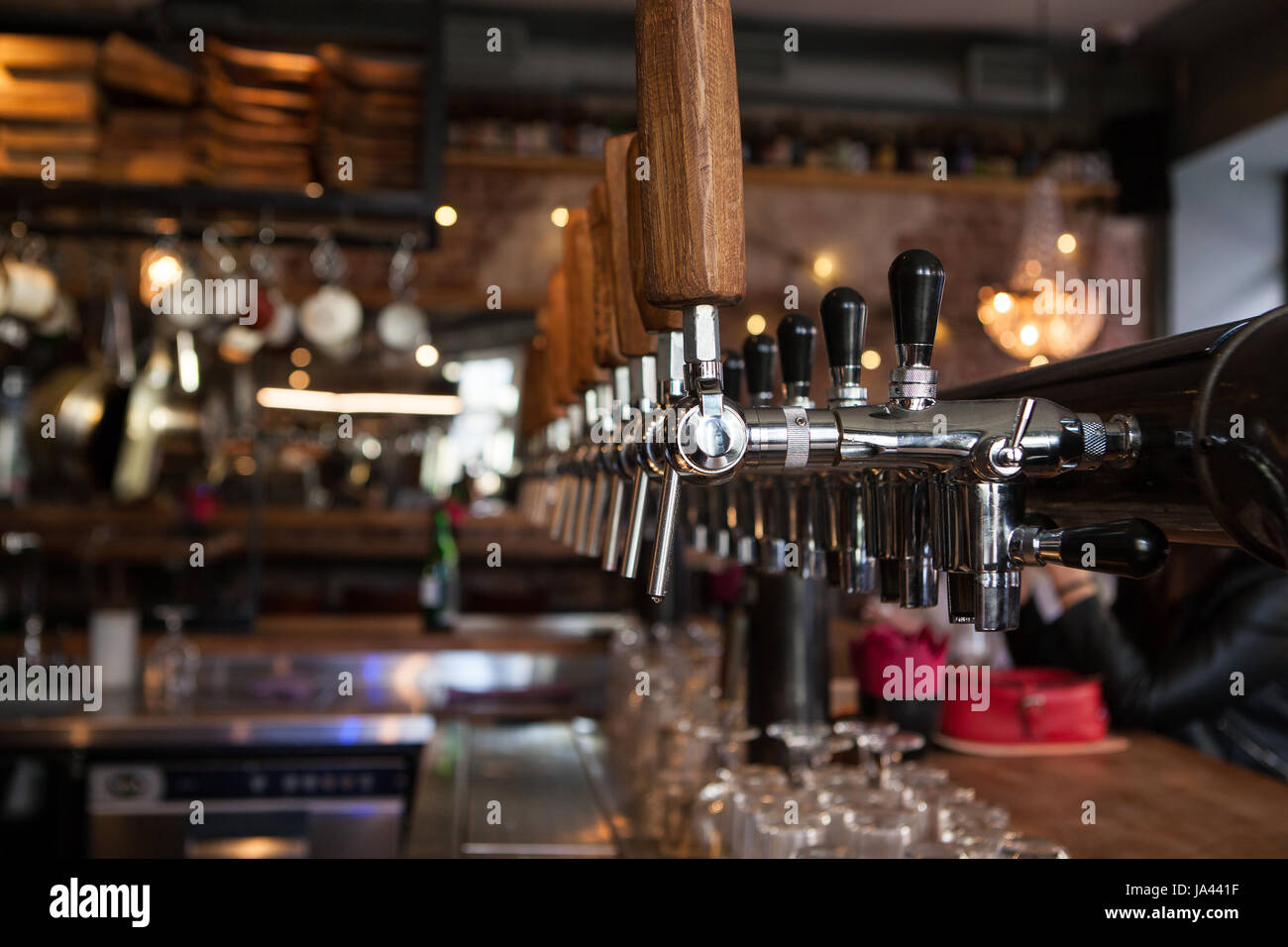 Eine Menge Auslaufhähne goldene Bier an der bar Stockfoto