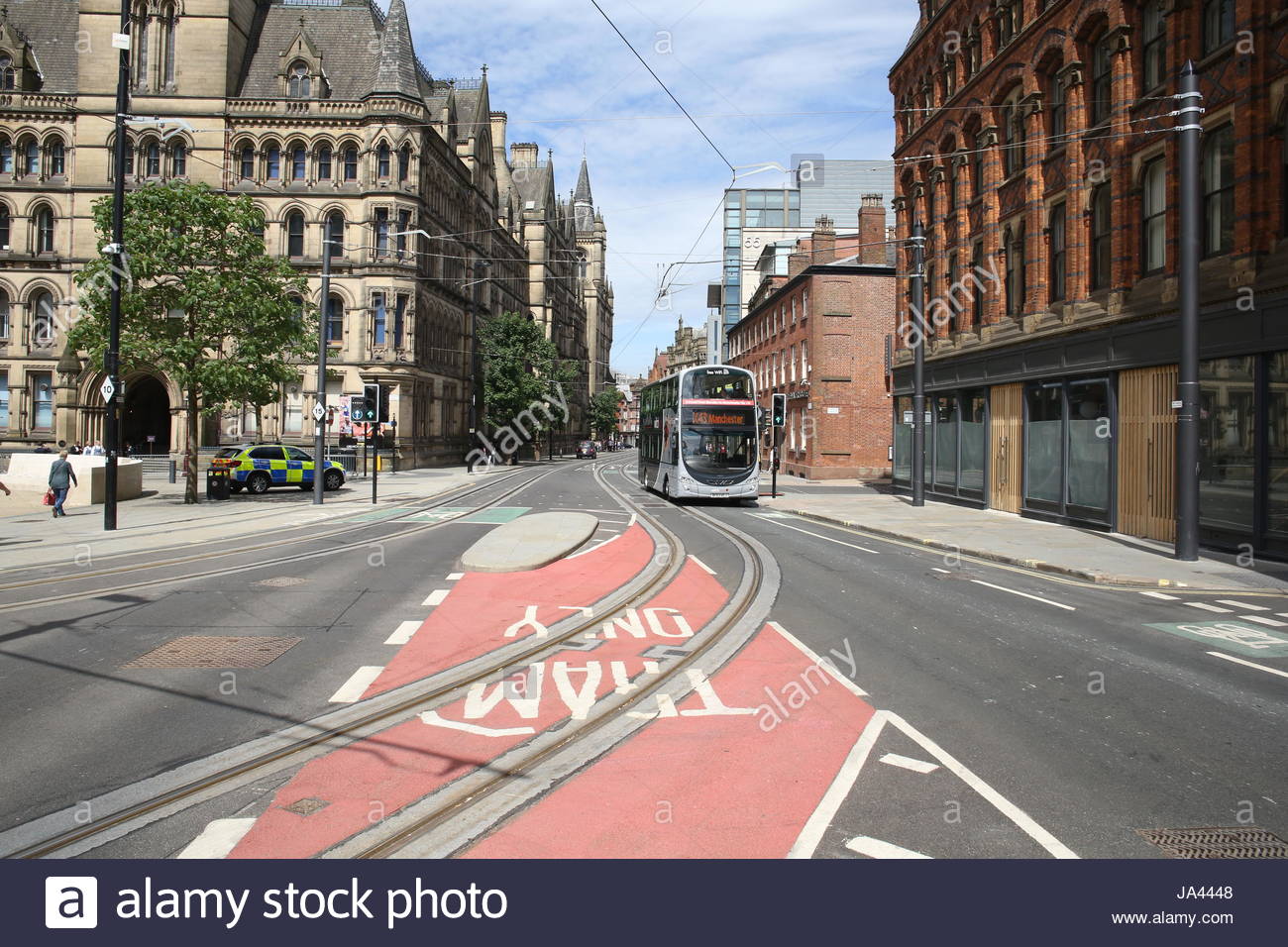 Ein Bus fährt durch zentrale Manchester an einem sonnigen Tag in der Woche nach Manchester Bombardierung Stockfoto