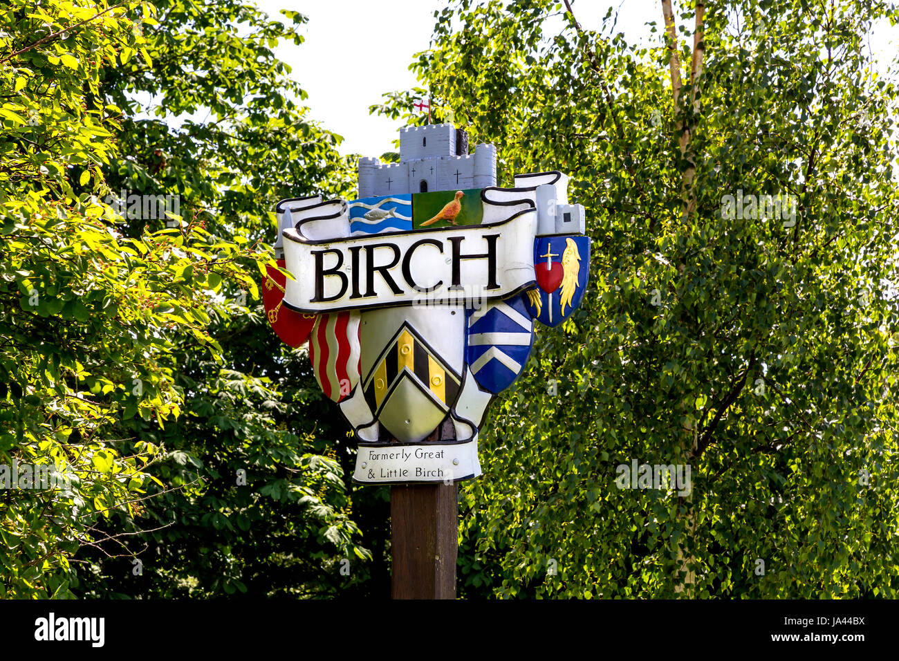 BEMALTE HOLZSCHILD BIRKE VILLAGE, ESSEX Stockfoto