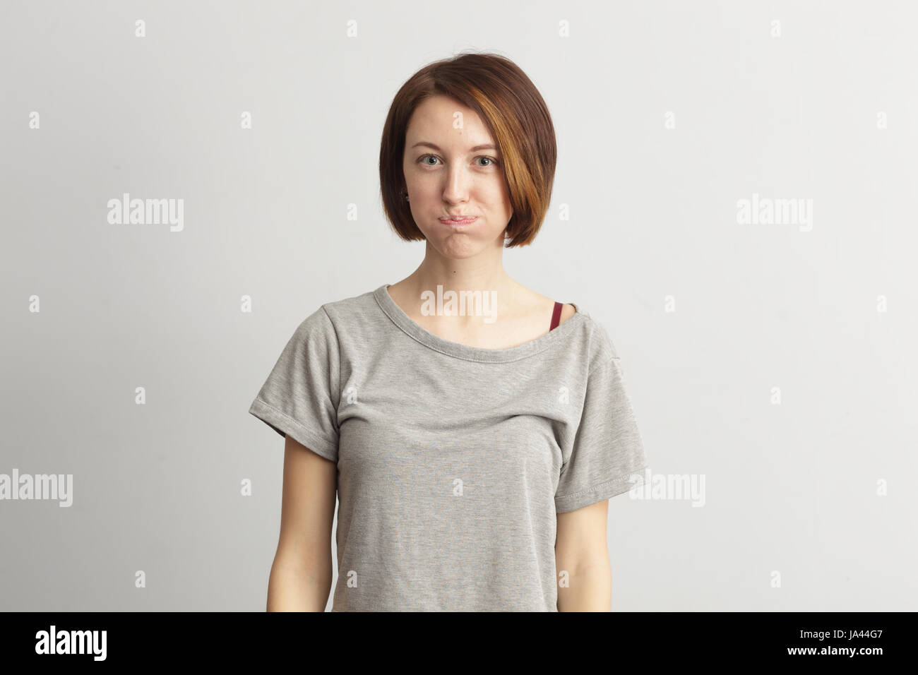 Mädchen blies ihr über die Wangen. Sie ist beleidigt und unzufrieden. Stockfoto