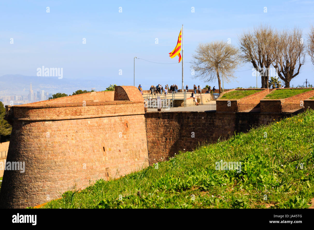 Katalanische Flagge über Bastion de Santa Amalia, Castell de Montjuic, Barcelona, Katalonien, Spanien Stockfoto