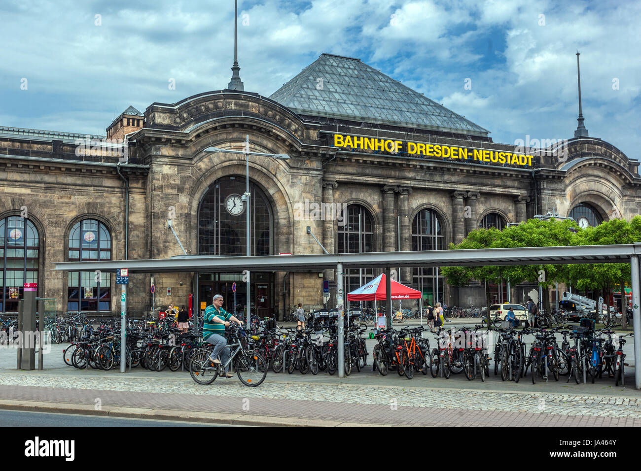 Dresden Neustadt Fahrräder Dresden Deutschland Europa Fahrradschuppen Stockfoto