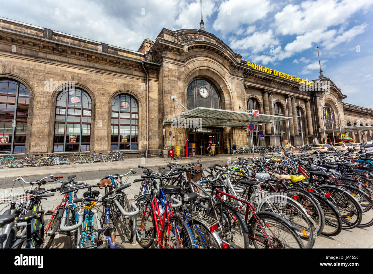 Dresden Bahnhof Neustadt Deutschland Bahnhof Fahrräder Deutschland Fahrradstation Deutschland Fahrräder Stockfoto