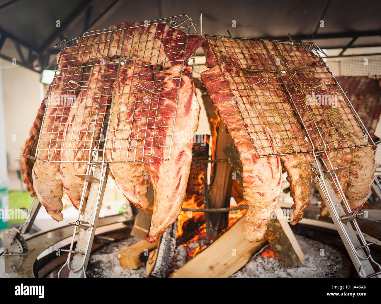 Asado, traditionellen Barbecue-Gericht in Argentinien.  Gebratenes Fleisch Rindfleisch gekocht auf einem vertikalen Grills um Feuer gelegt Stockfoto