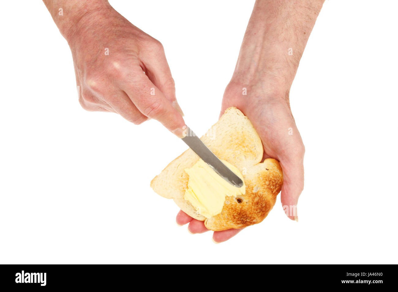 Männliche Hände Butter Toast isoliert gegen weiß Stockfoto