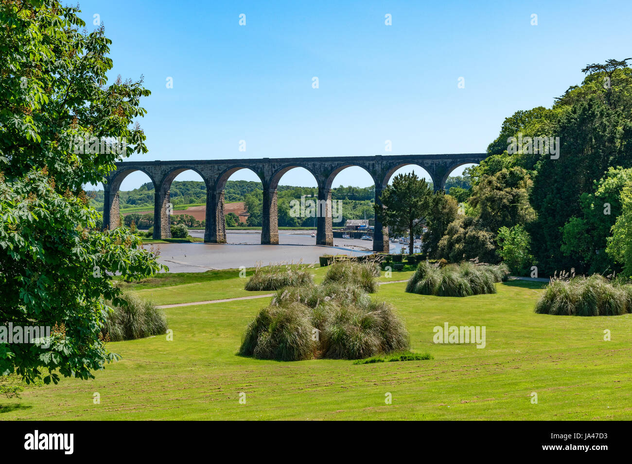St.Germans-Viadukt, die Züge zwischen Cornwall und Devon über den Fluss Tiddy nimmt gesehen vom Hafen Eliot Immobilien in Cornwall, England, uk. Stockfoto