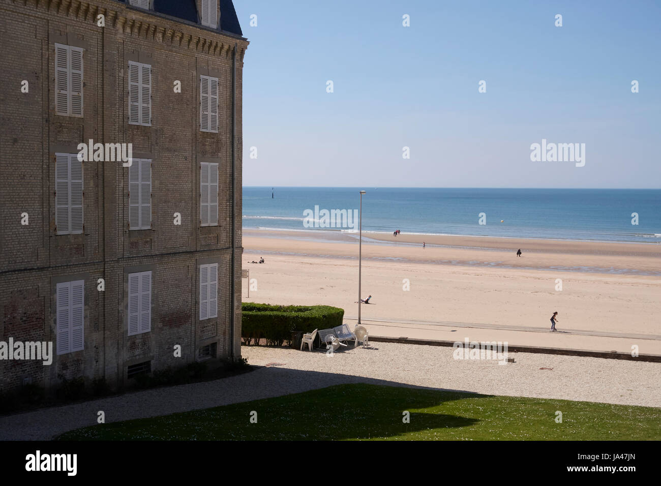 Trouville-sur-Mer, Normandie, Frankreich. Fassade des Gebäudes Hotel Les Roches Noires faicing den Strand Stockfoto