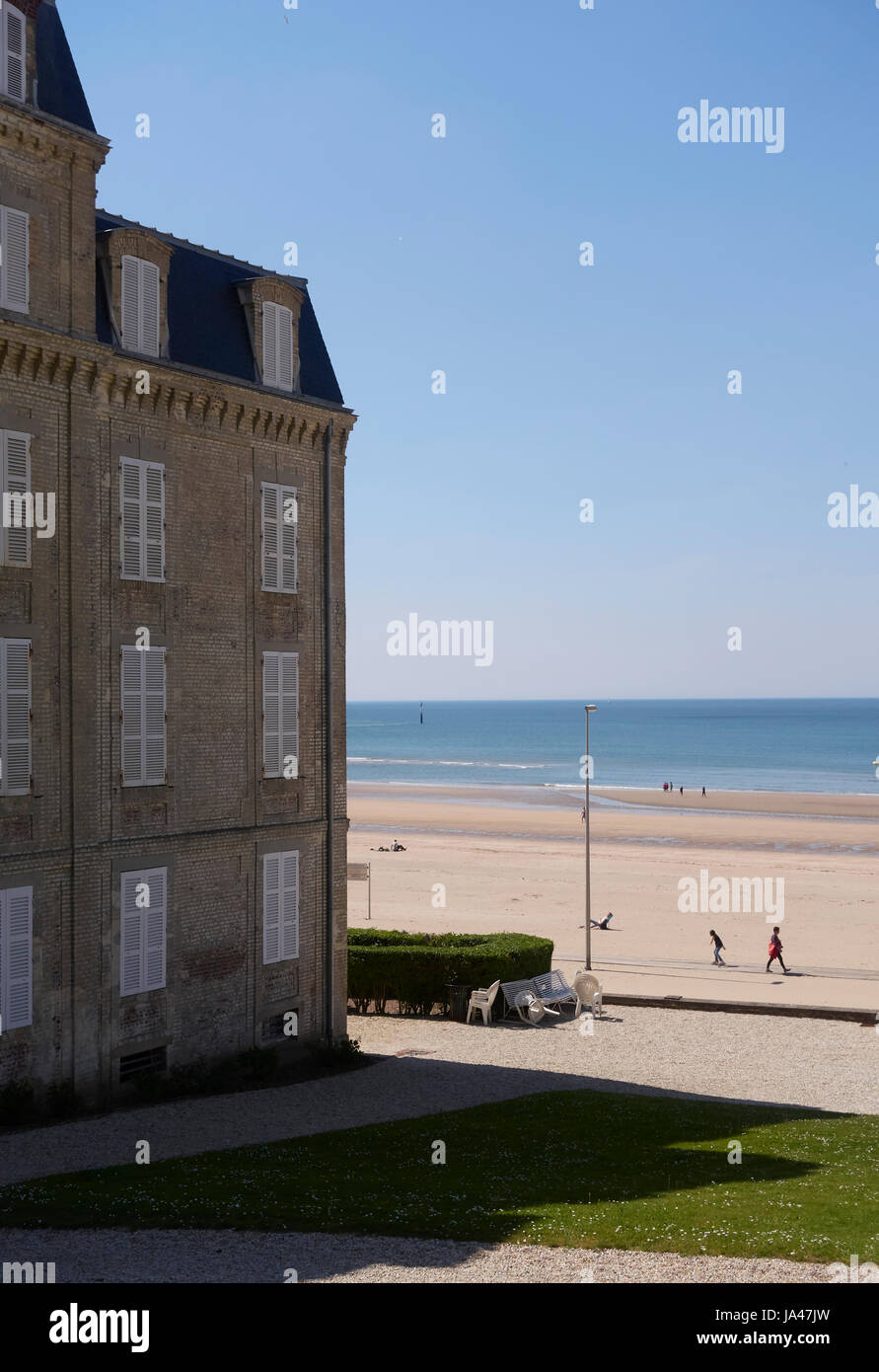 Trouville-sur-Mer, Normandie, Frankreich. Fassade des Gebäudes Hotel Les Roches Noires faicing den Strand Stockfoto