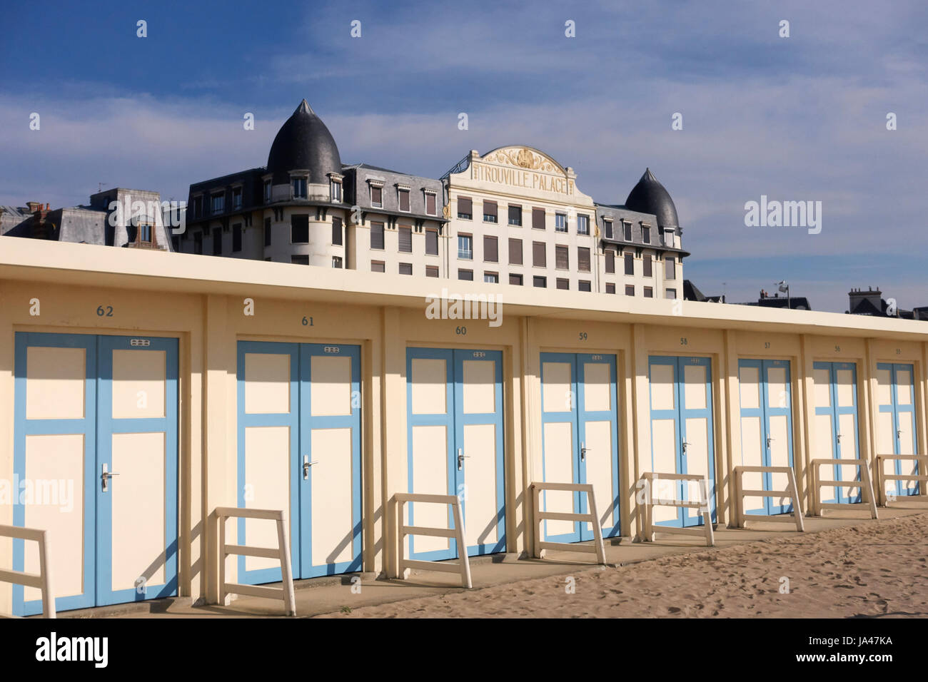 Trouville-Sur-Mer, Normandie Frankreich. Blick auf den Beach-Club mit dem alten Trouville Palace Casino Gebäude im Hintergrund Stockfoto