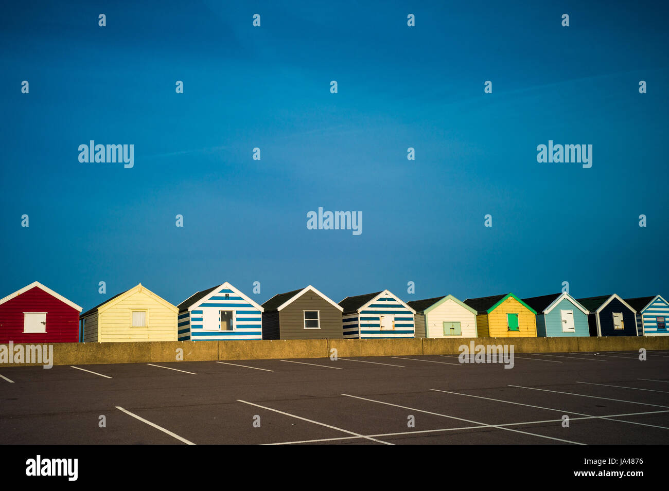 Bunte Meer Strandhütten in den kleinen Badeort Ostküste Southwold, Suffolk, UK Stockfoto