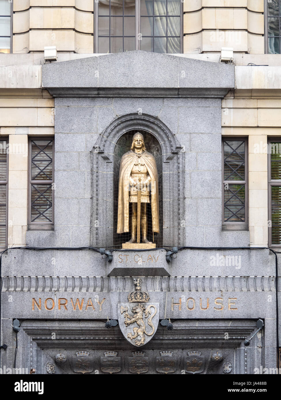 Statue auf Norwegen Haus in Cockspur Street im Zentrum von London, Trafalgar Square nr. Es früher beherbergte der norwegischen Botschaft aber wird jetzt Büros gemischt Stockfoto