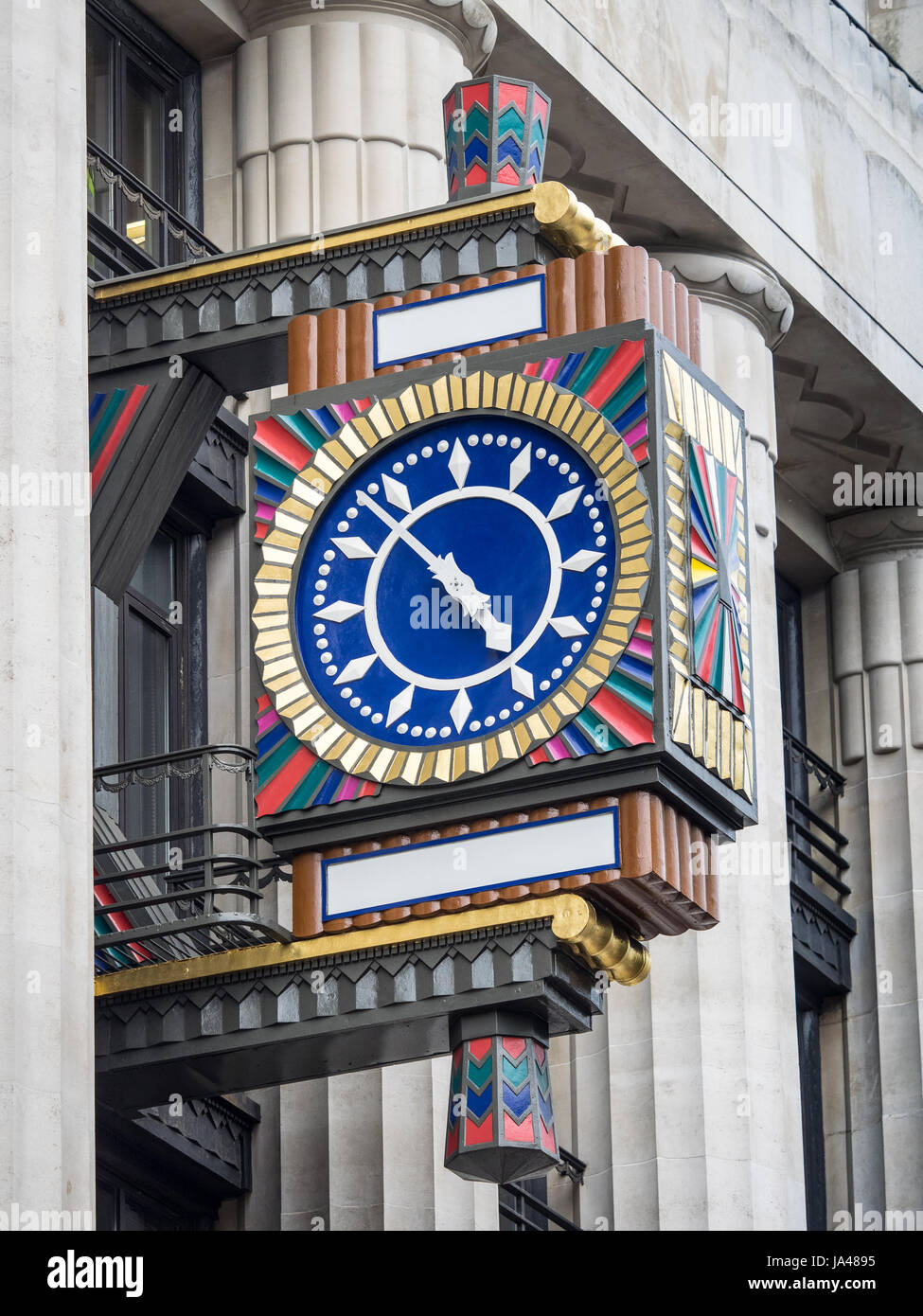 Kunstvolle Art déco-Uhr im ehemaligen Daily Telegraph Building in der Fleet Street, London. Das Gebäude (heute Peterborough Court) beherbergt Goldman Sachs Stockfoto