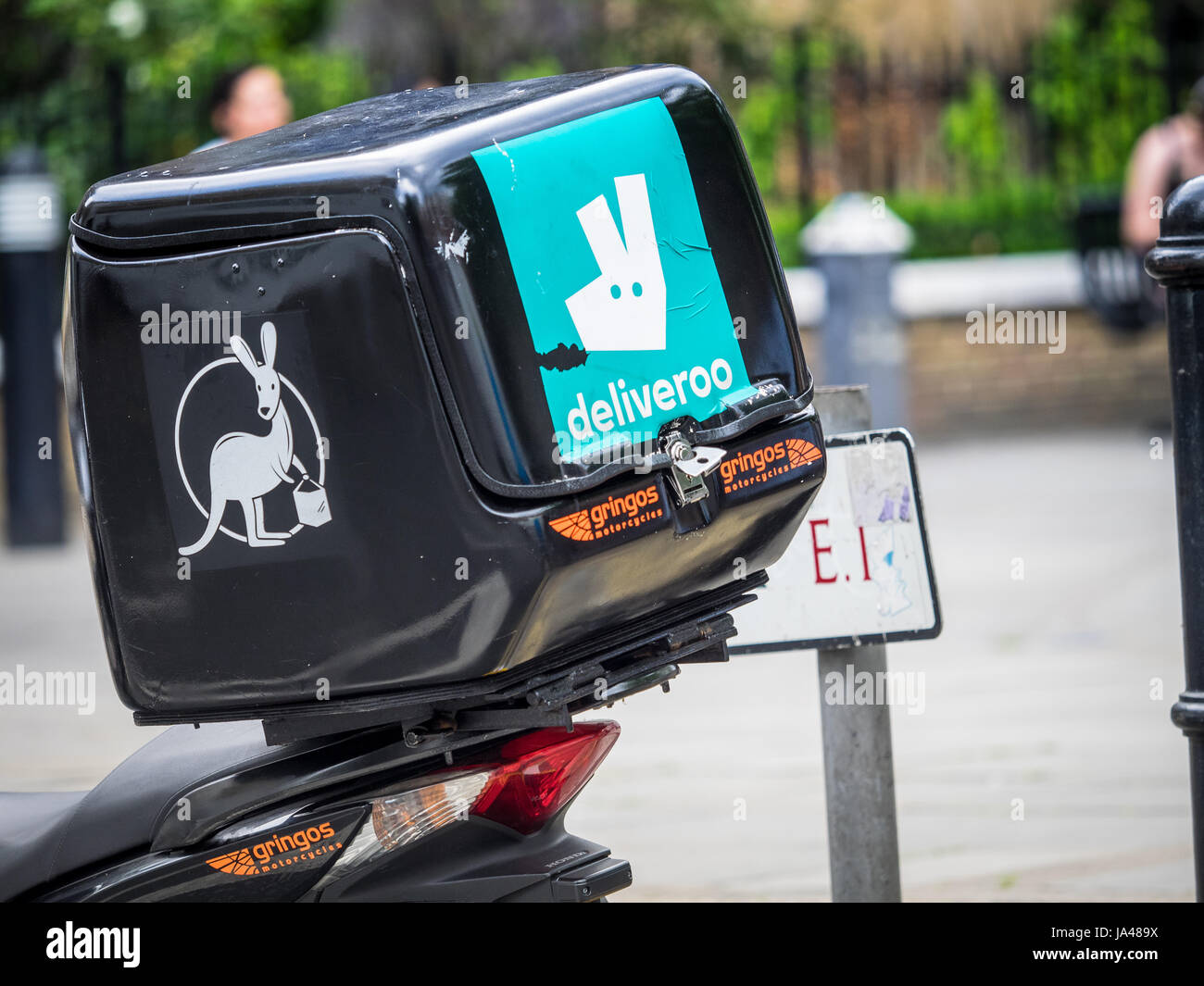 Ein Deliveroo Lebensmittel Lieferung Kurier-Box auf einem Roller in Central London UK. Deliveroo konkurriert mit Uber isst in diesem expandierenden Markt. Stockfoto