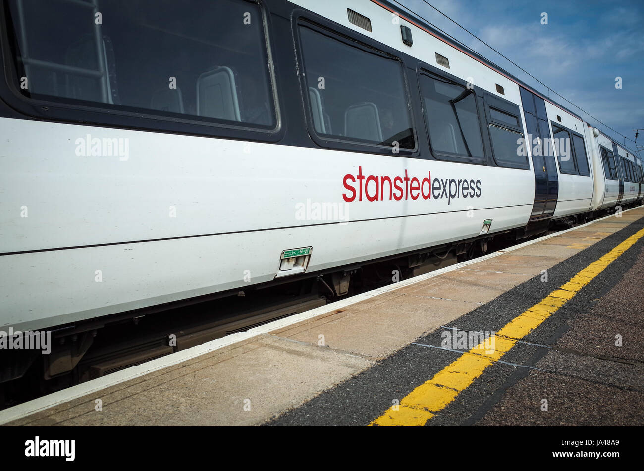 Ein größere Anglia Stansted Express-Zug kommt in Whittlesford Station südlich von Cambridge. Stockfoto
