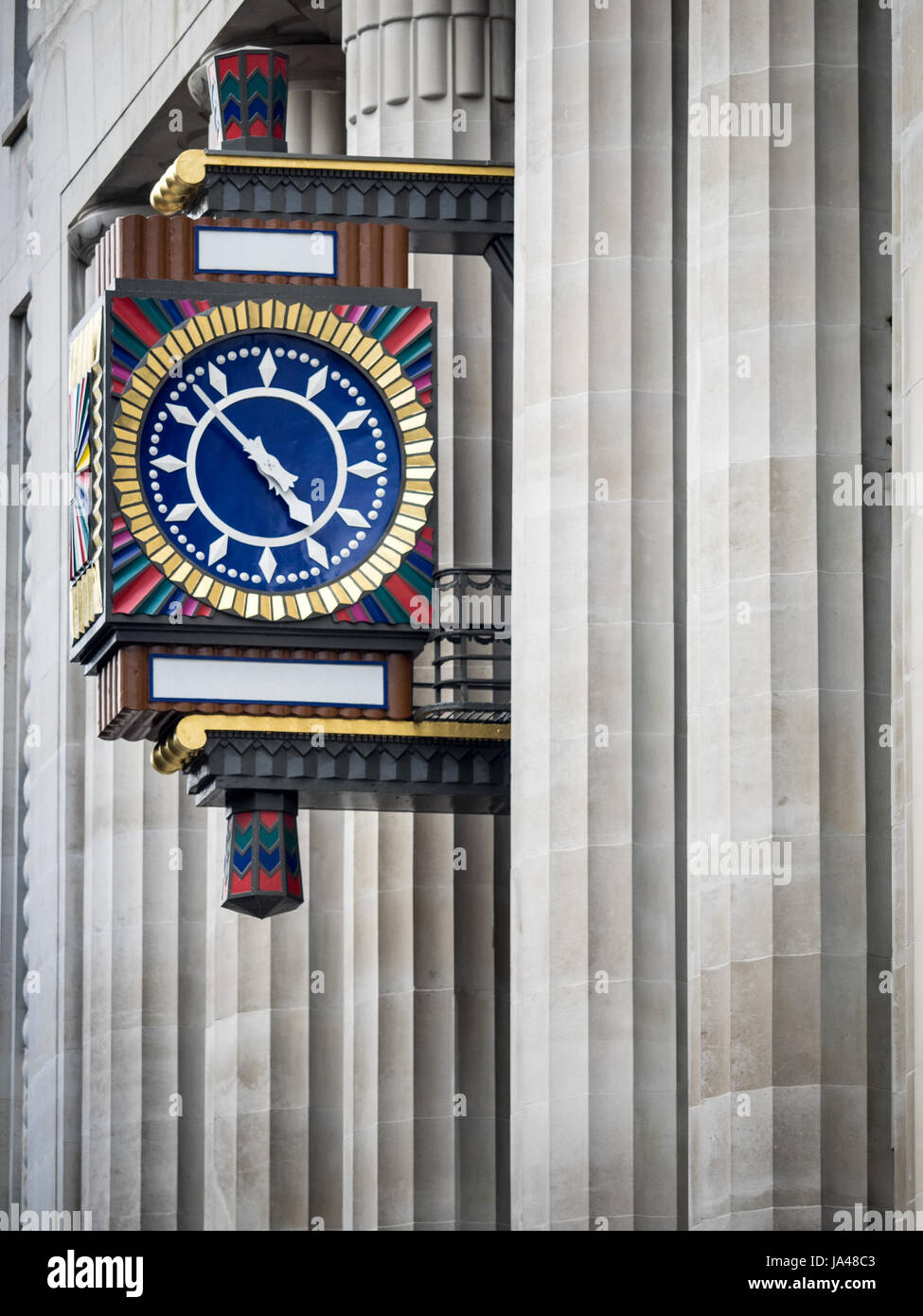 Kunstvolle Art déco-Uhr im ehemaligen Daily Telegraph Building in der Fleet Street, London. Das Gebäude (heute Peterborough Court) beherbergt Goldman Sachs Stockfoto