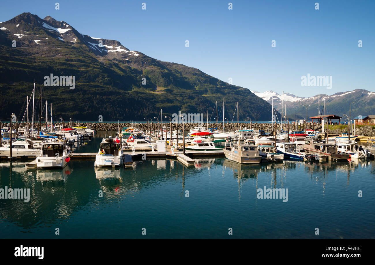 WHITTIER, ALASKA/USA – 5. AUGUST: Boote sind in der Marina festgemacht und sind sehr geschützt in diesem Hafen, umgeben von Bergen auf 20.08.15 ich Stockfoto