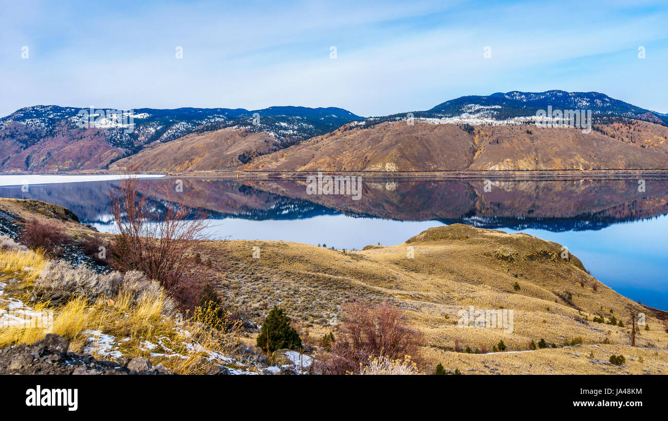 Kamloops Lake in British Columbia, Kanada, ist ein sehr großer Teil der Thompson River, an einem kalten Wintertag mit der umliegenden Berge im Wasser widerspiegelt Stockfoto