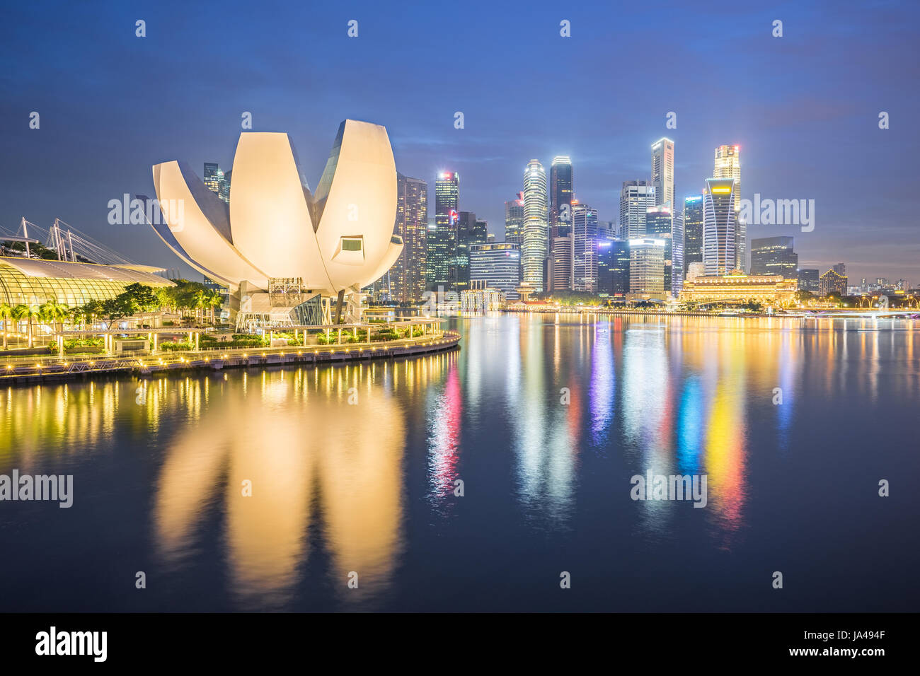 Nachtansicht der Skyline von Singapur Stadtbild. Stockfoto