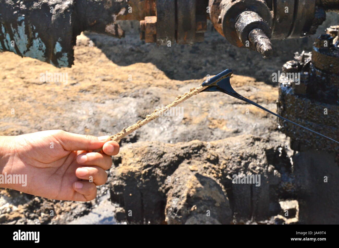 Ölfeld in Xinjiang, China. Große Pfützen des Öls können gesehen werden, auf dem Boden, so dick, dass Sie in ihm Ihren Namen schreiben können. Stockfoto