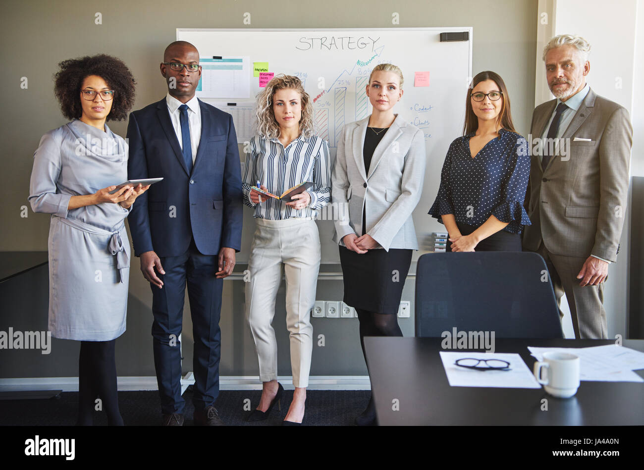Team der Geschäftsleute, die in die Kamera, gemischtrassige Unternehmer Stockfoto