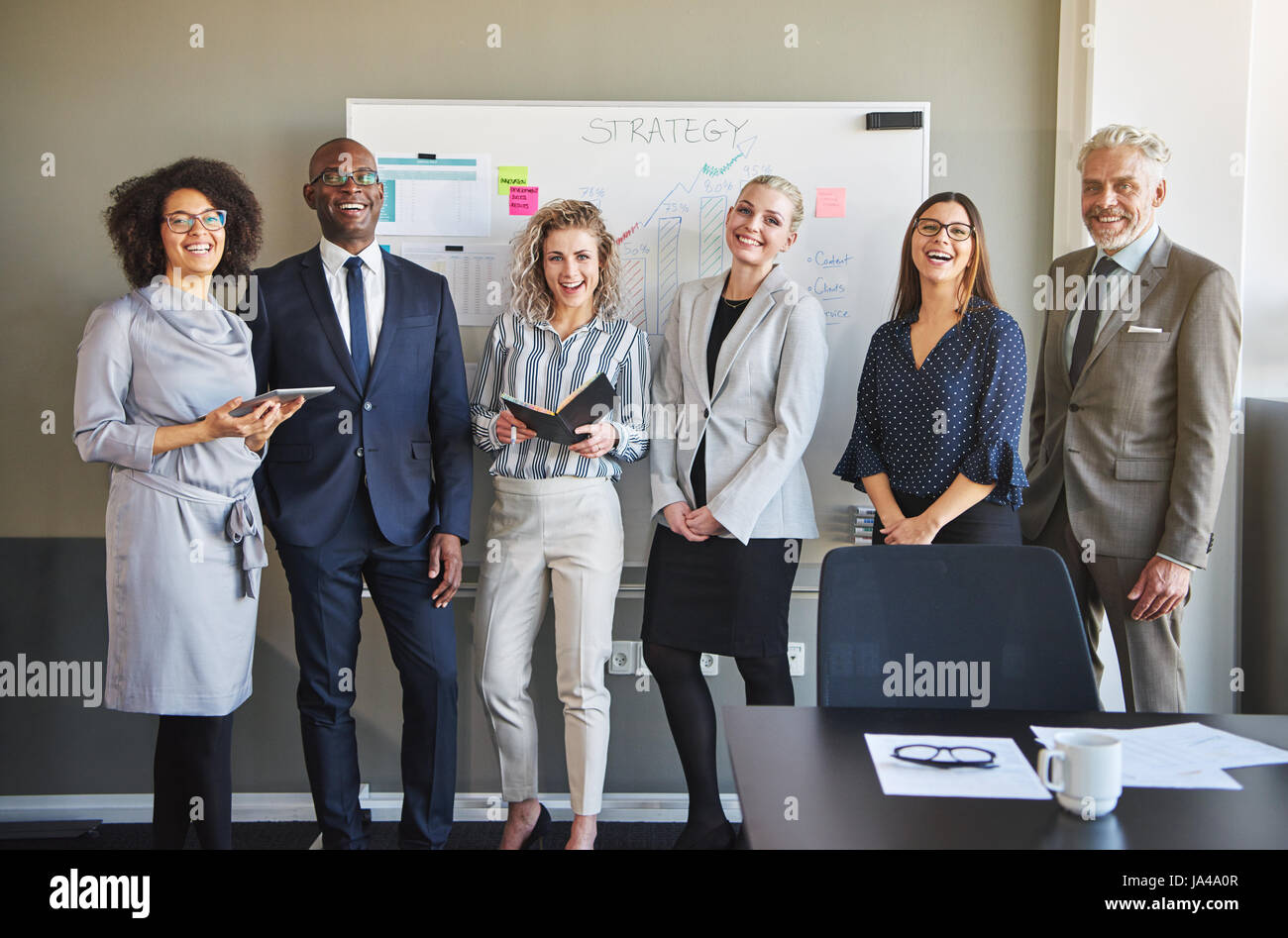Team von Geschäftsleuten, Blick in die Kamera Lächeln und lachen, gemischtrassige Unternehmer mit positiven Emotionen Stockfoto