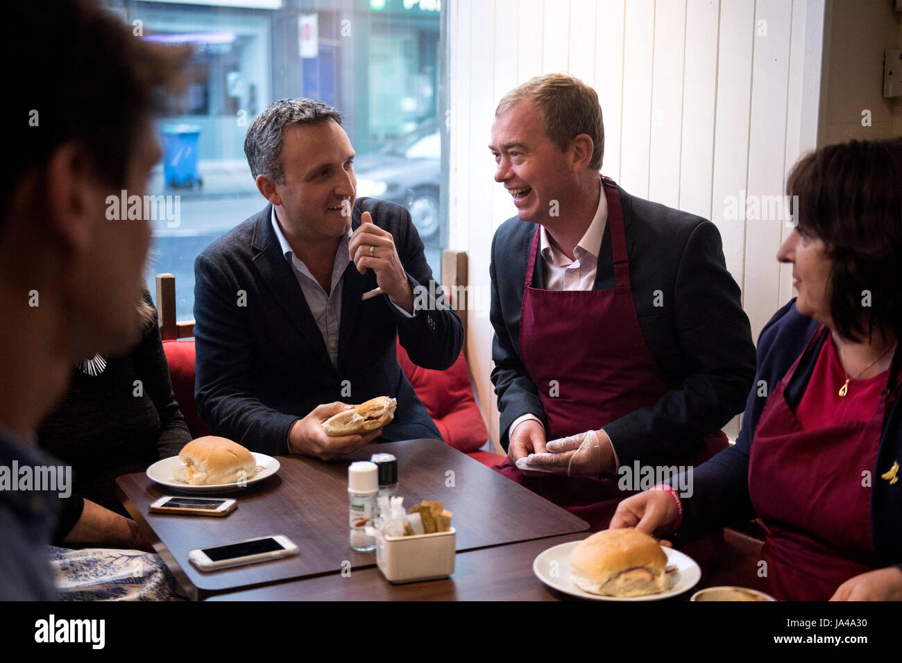 Liberal Democrats Führer Tim Farron mit (links) Alex Cole-Hamilton MSP und (rechts) Christine Jardine, Kandidat für Edinburgh West, nach Sandwiches für Wähler während eines Besuchs in Cafe Vigo in Edinburgh im allgemeinen Wahlen Wahlkampf zu machen. Stockfoto