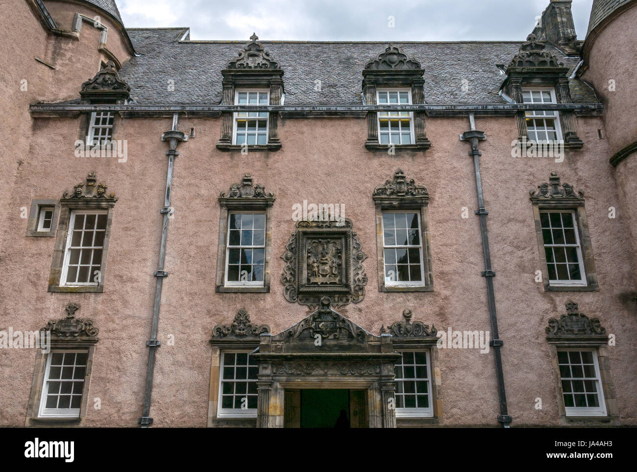 Vorderansicht des 3-stöckiges Stadthaus aus dem 17. Jahrhundert historische Gebäude von Argyll Unterbringung, Castle Wynd, Mar, Stirling, Schottland, Großbritannien Stockfoto