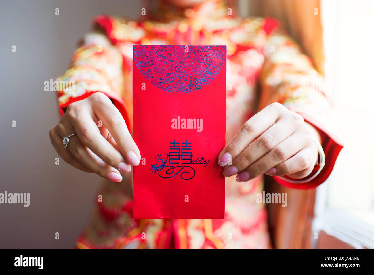 Chinesische Braut Hochzeit rot Glück Taschengeld nachgebend Stockfoto