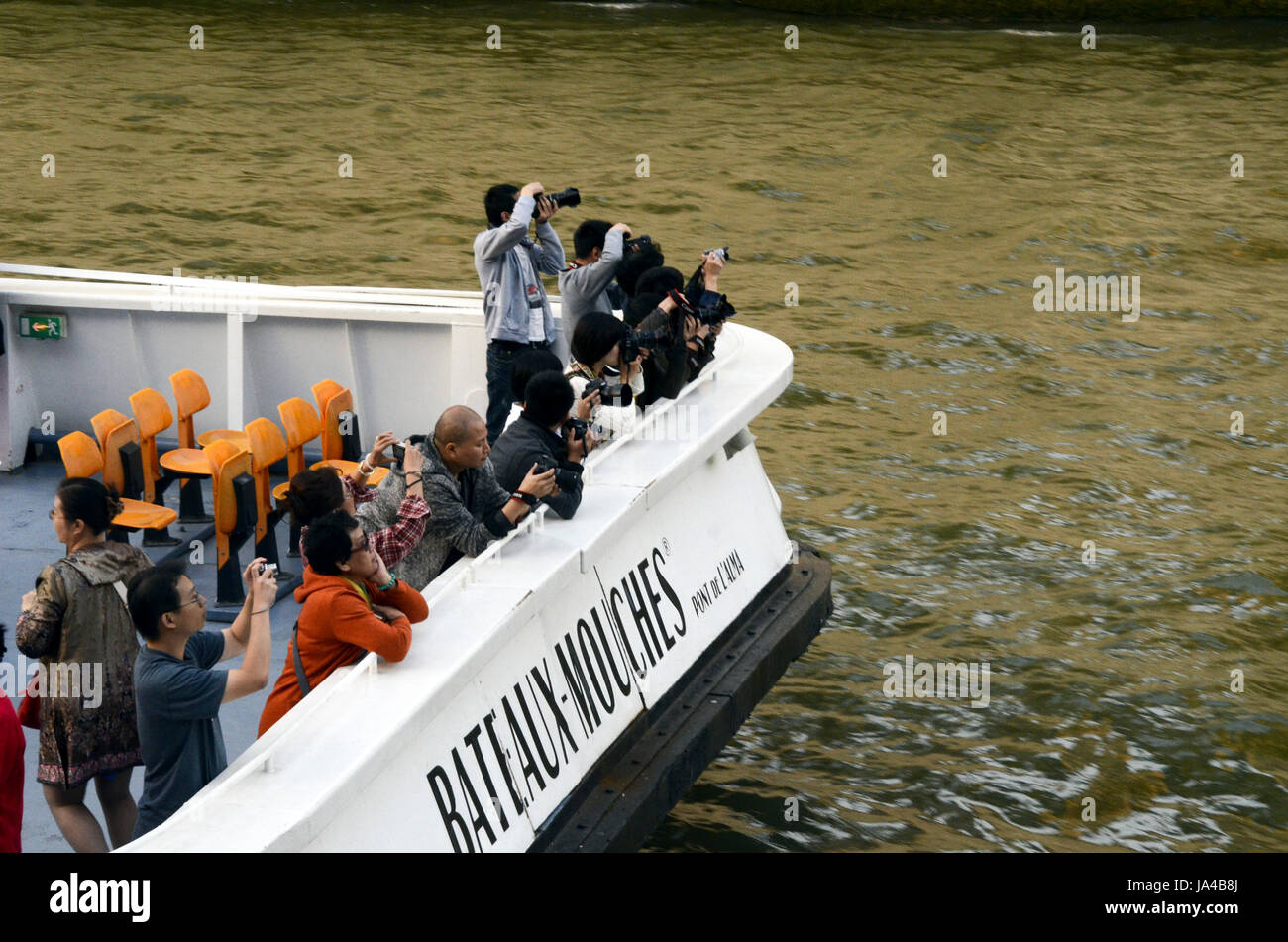 Touristen auf einem Boot auf der Seine im Herzen von Paris, Frankreich Stockfoto