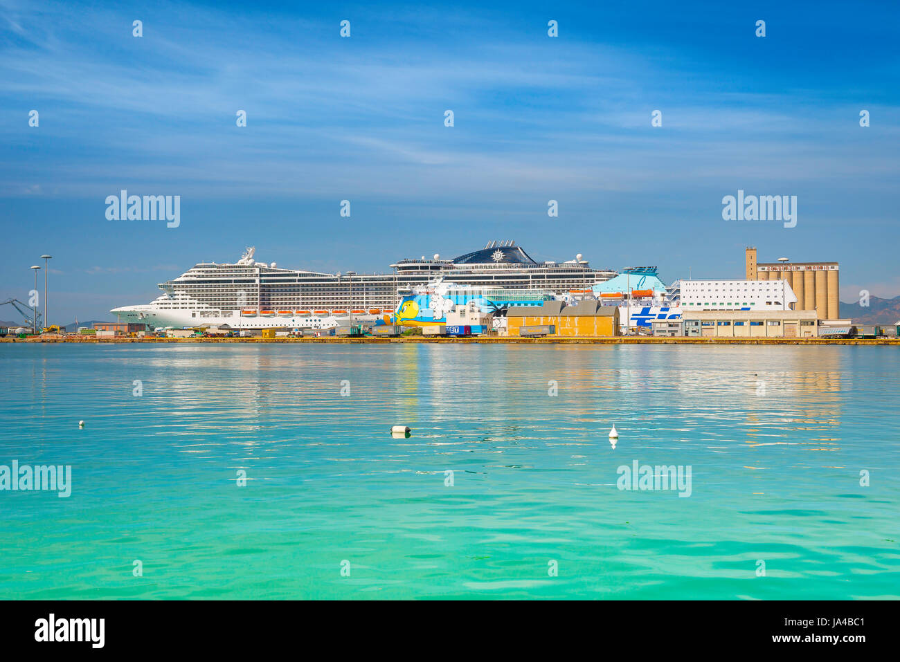 Hafen von Cagliari, ein Luxus-Kreuzfahrtschiff im Hafen von Cagliari, Sardinien angedockt. Stockfoto