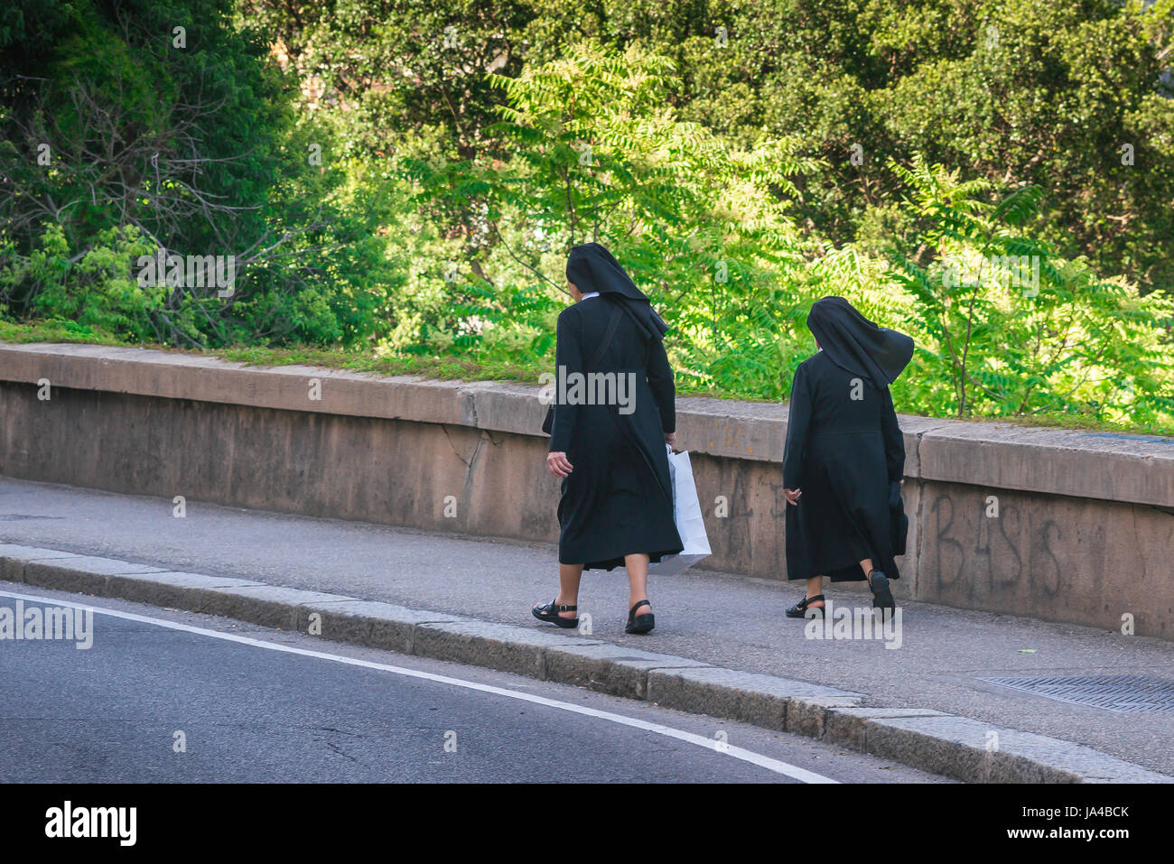 Nonnen gehen, Rückansicht von zwei Nonnen, die in Cagliari, Sardinien, zusammen laufen. Stockfoto