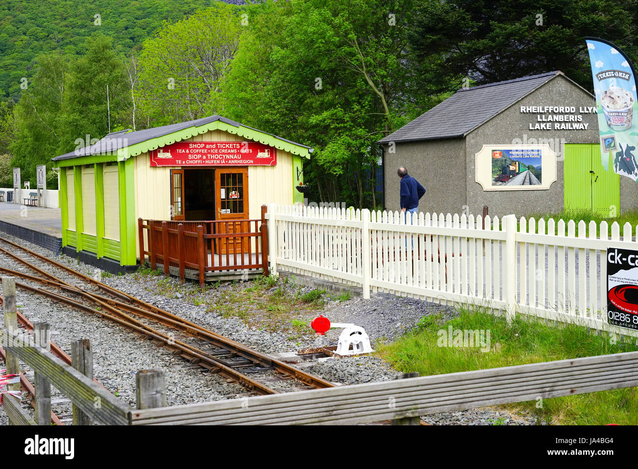 Schmalspurbahn rund um Llyn Padarn in Llanberis, Gwynedd, Nordwales, UK. Stockfoto