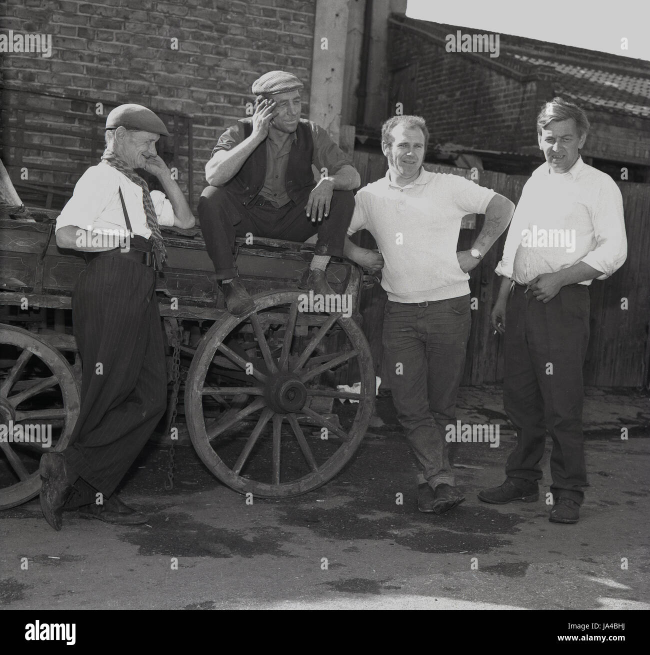 1971, historische, Gruppe von erwachsenen männlichen wankt oder Lappen und Knochen Männer posieren für ein Bild außerhalb von ihrer alten hölzernen Rädern Wagen. Stockfoto