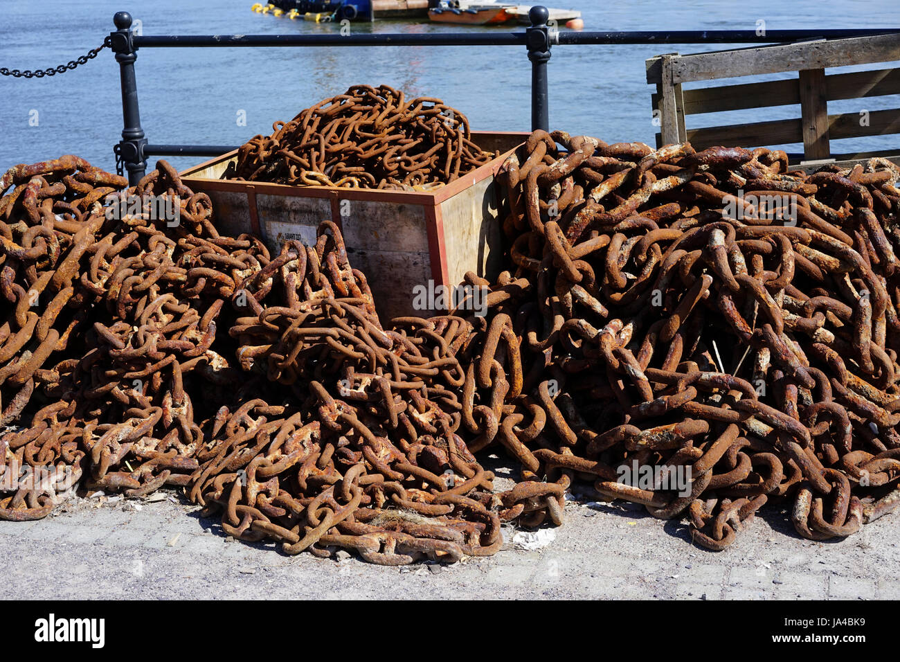 Alte Kette häuften sich am Hafen von Conwy, Conwy, Gwynedd, Nordwales, UK. Stockfoto