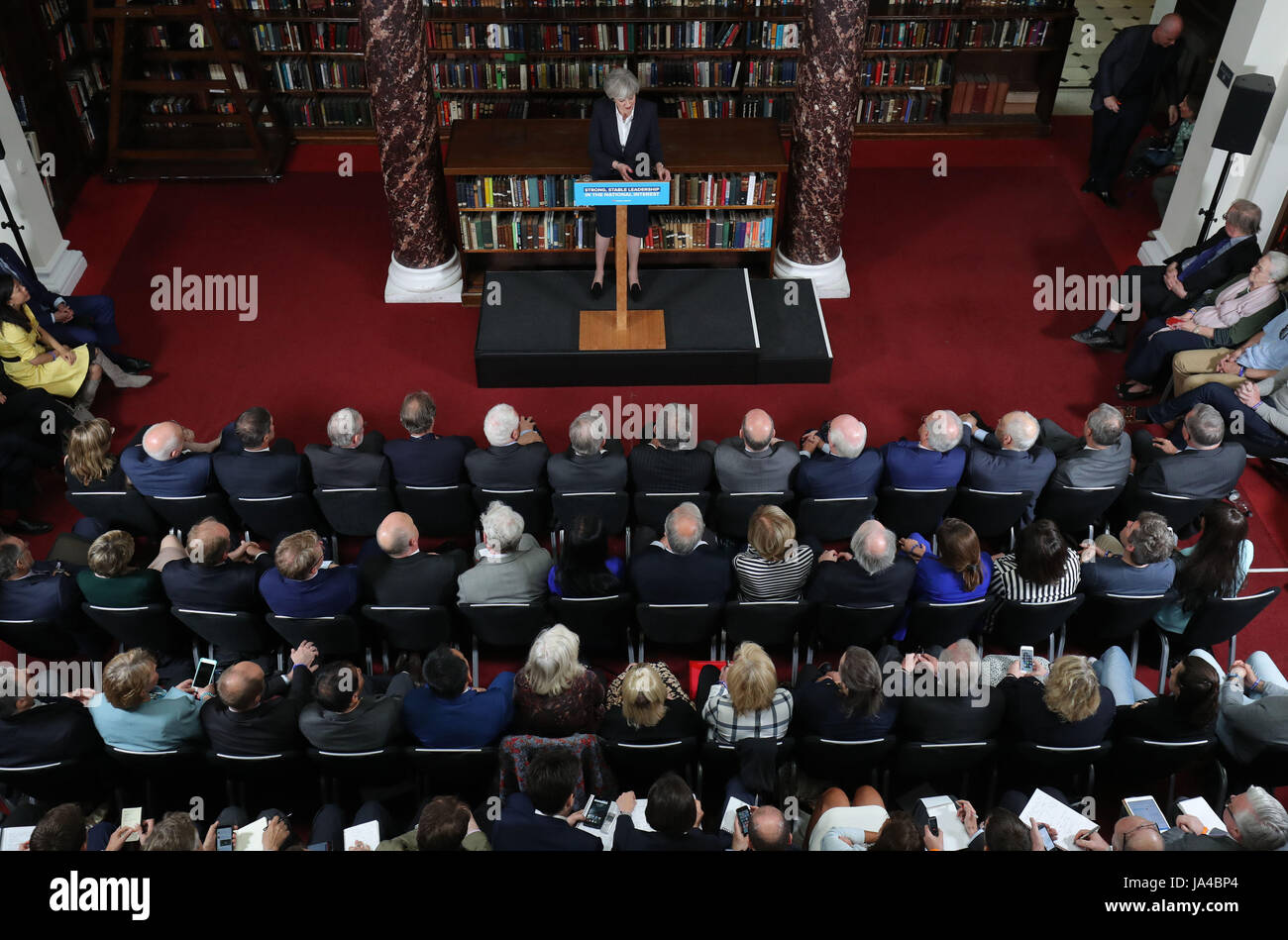 Premierminister Theresa May macht eine Rede bei der Royal United Services Institute für Defence and Security Studies im Zentrum von London im allgemeinen Wahlen Wahlkampf. Stockfoto