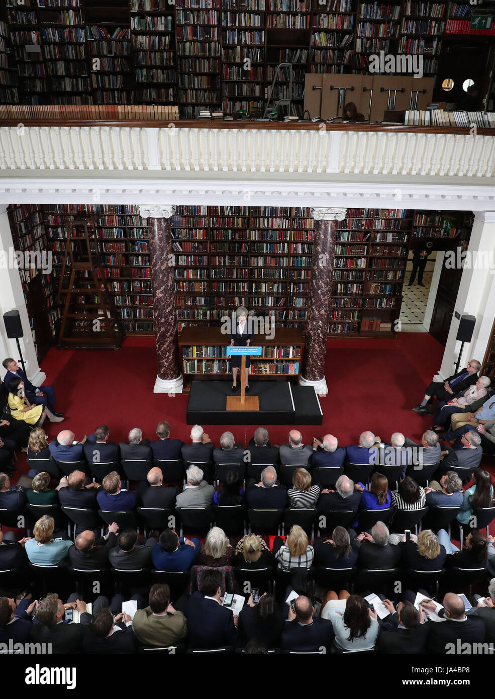 Premierminister Theresa May macht eine Rede bei der Royal United Services Institute für Defence and Security Studies im Zentrum von London im allgemeinen Wahlen Wahlkampf. Stockfoto