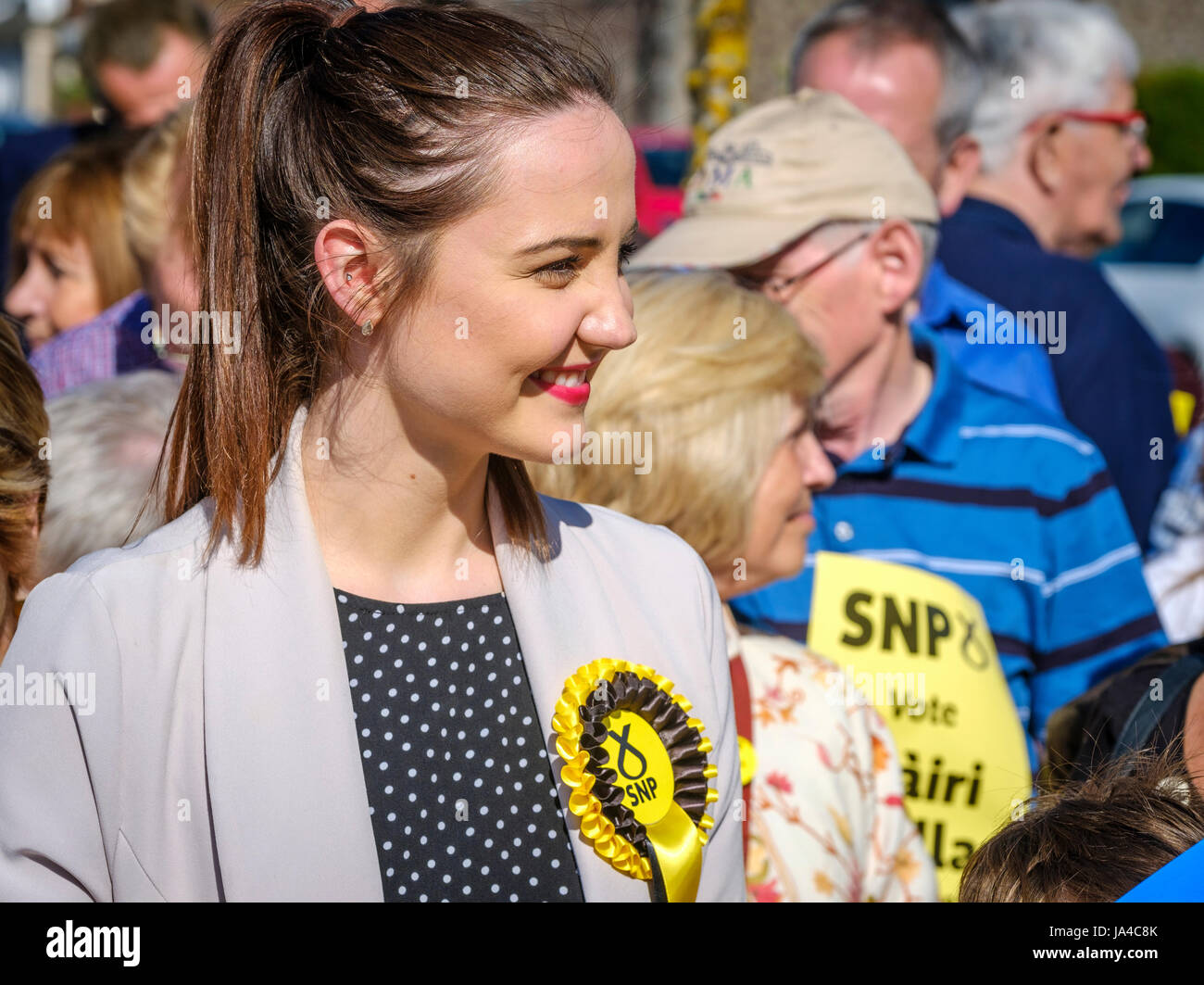 SNP Kandidat Mairi McCallan auf Wahlkampftour in Biggar, South Lanarkshire. Stockfoto
