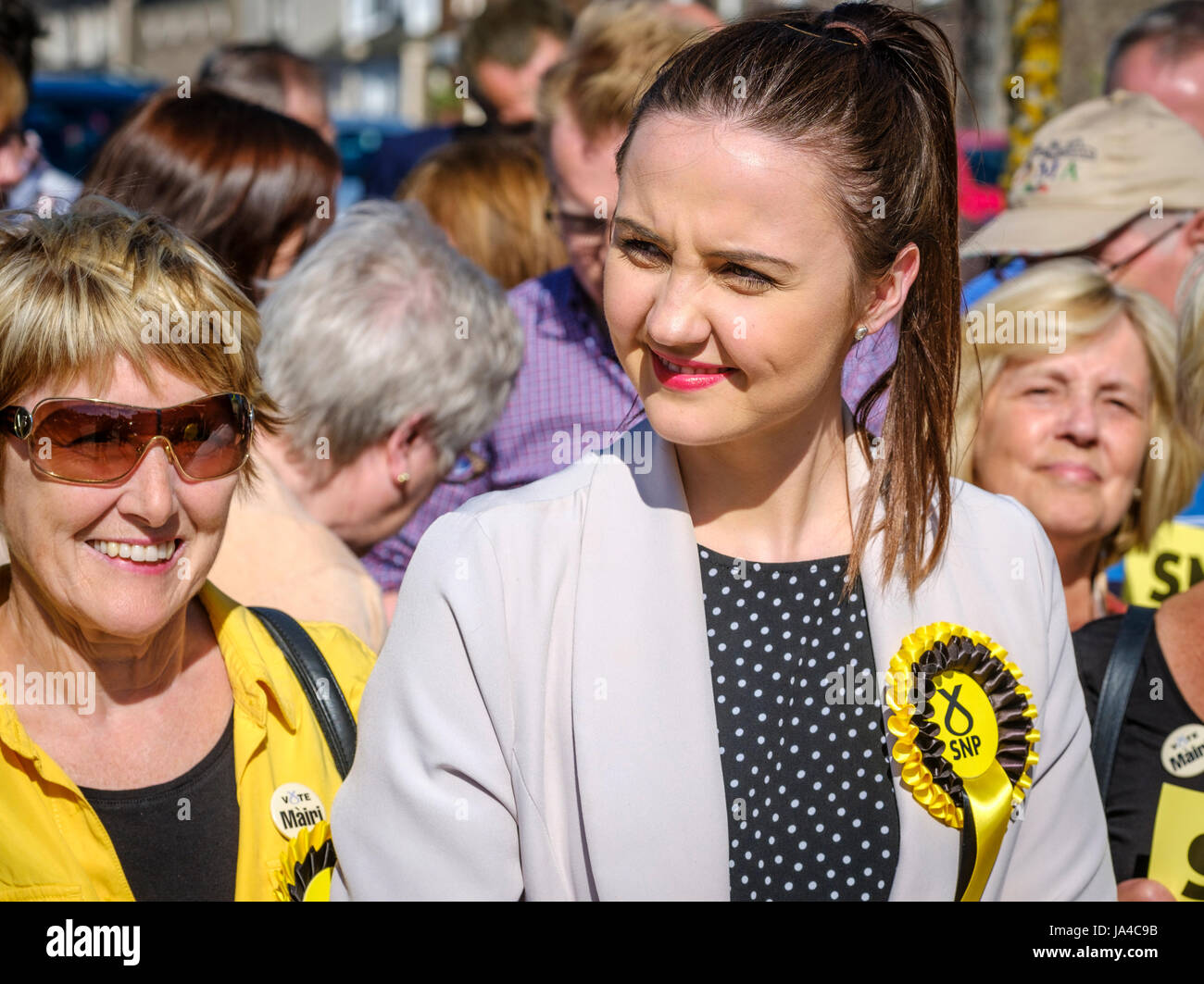 SNP Kandidat Mairi McCallan auf Wahlkampftour in Biggar, South Lanarkshire. Stockfoto