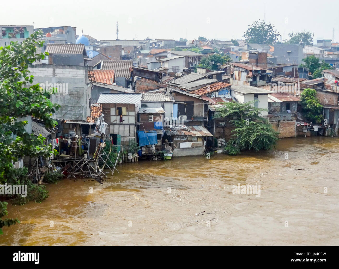 Slum-Landschaft in der Nähe am Fluss in der Nähe von Jakarta auf Java, Indonesien Stockfoto